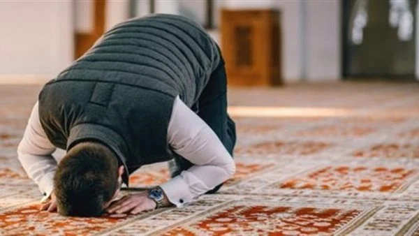 متى صلاة الفجر: يجب أداؤها قبل شروق الشمس