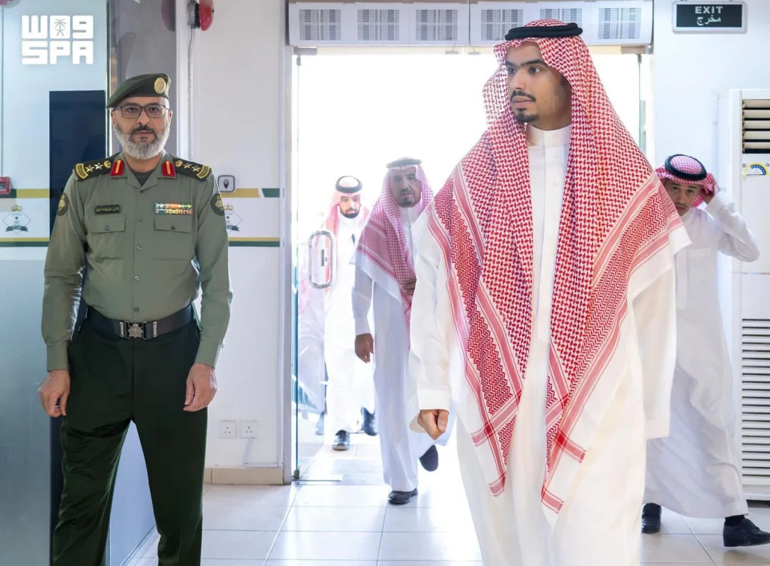 محافظ الدرعية الأمير راكان يتفقد المقار الأمنية ويرافقه مستشار الديوان الملكي